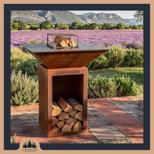 Brasero Plancha en Acier Corten – Barbecue Exterieur avec Rangement Bûches – Design Jardin Terrasse – Modèle Lou Bouscarian – Grille de Cuisson et Stop Food Inclus - kit allumage Offert Carré 74x74x90cm