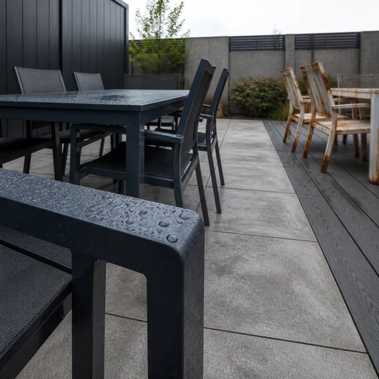 Salon de jardin aluminium : le thermolaquage est le détail qui sépare huit ans de trois ans