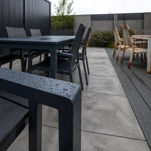 Salon de jardin aluminium : le thermolaquage est le détail qui sépare huit ans de trois ans